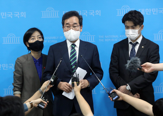 이낙연 전 민주당 대표가 7일 서국회 소통관에서 경제부흥 비전발표 기자회견을 마치고 취재진 질문에 답하고 있다. 국회사진기자단=연합뉴스